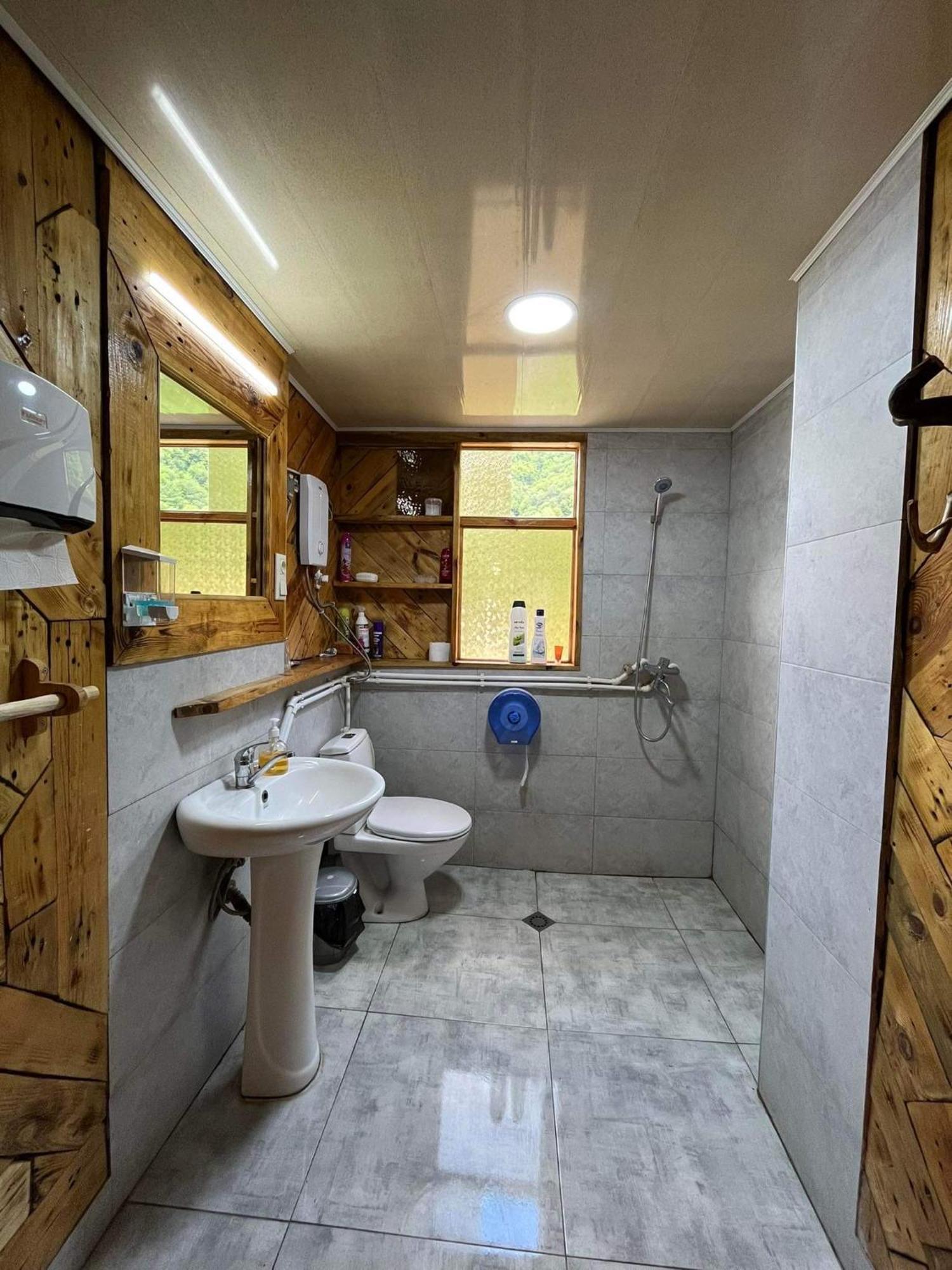 Korsha Guesthouse Roshka Exteriör bild